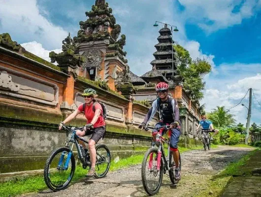Visiting-Balinese-local-houses-530x400