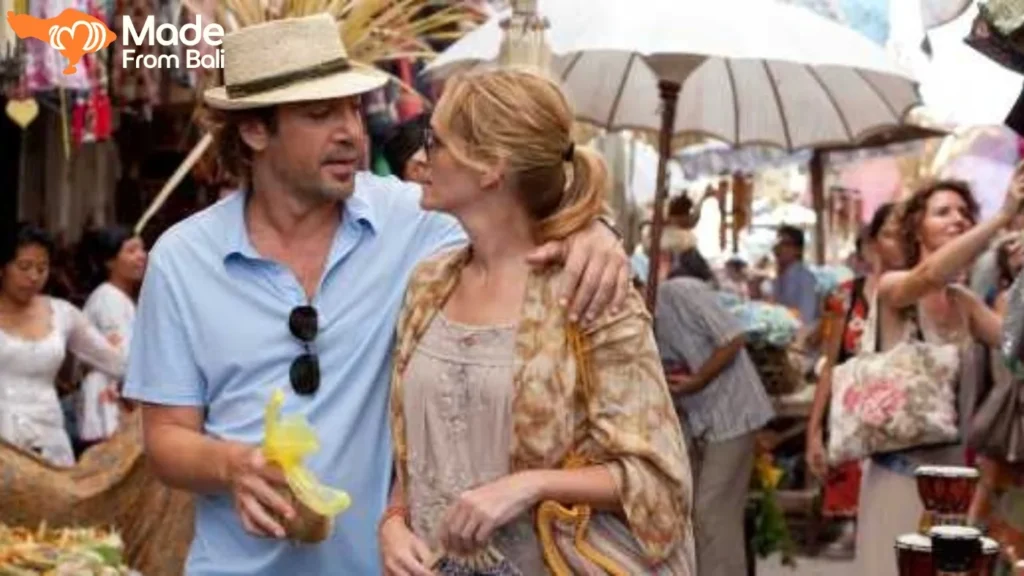 Wisatawan berjalan di pasar Bali yang menjadi lokasi ikonik film Eat Pray Love.