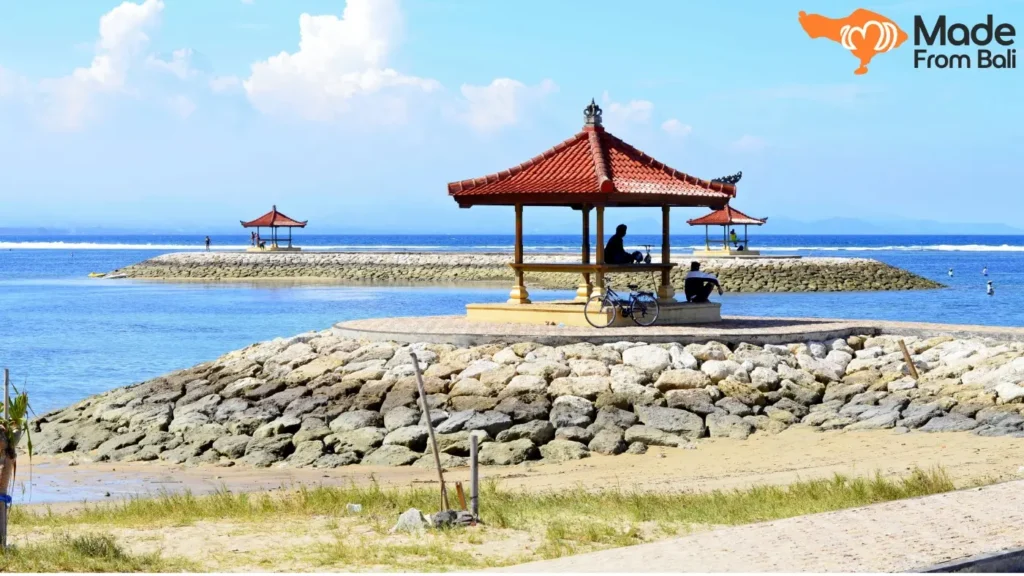 Gazebo tepi laut Sanur menawarkan tempat istirahat tenang untuk menikmati itinerary dua hari yang santai.