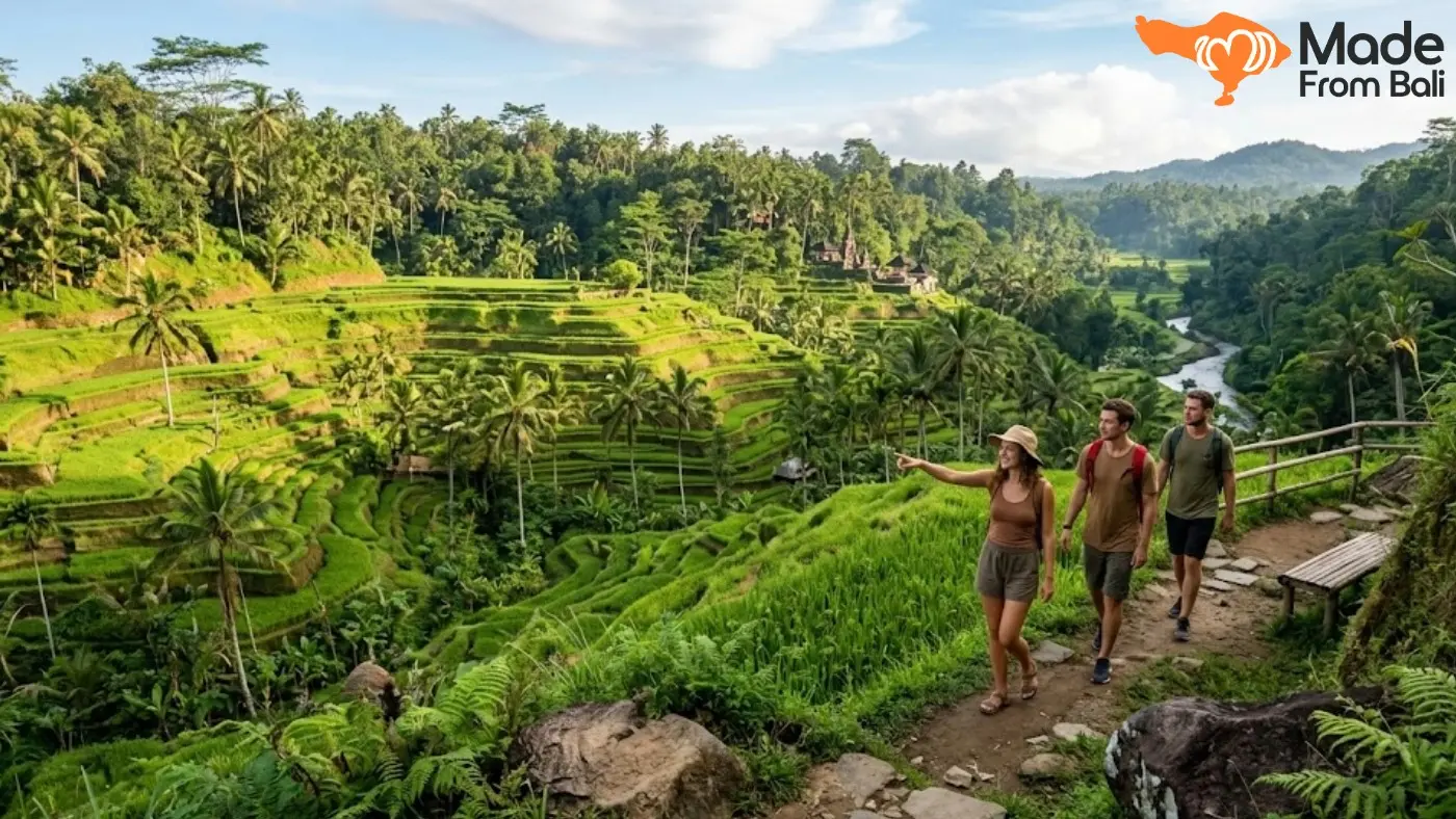 Wisatawan berjalan di sawah terasering Bali, destinasi gratis yang cocok untuk traveler hemat.