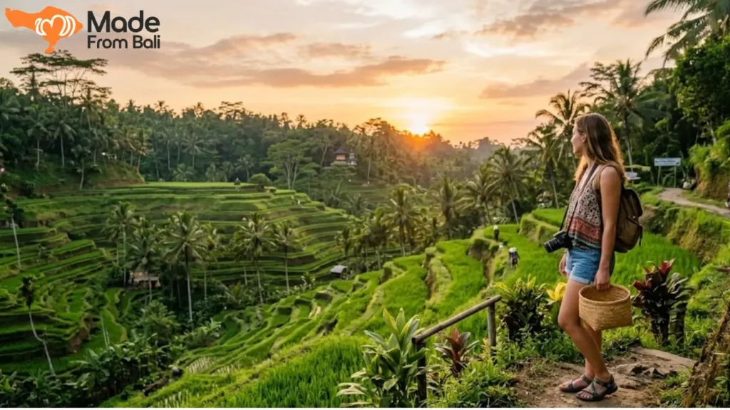 Wisatawan menikmati sawah terasering Bali sebagai gambaran persiapan perjalanan pertama ke Bali dengan lebih percaya diri.