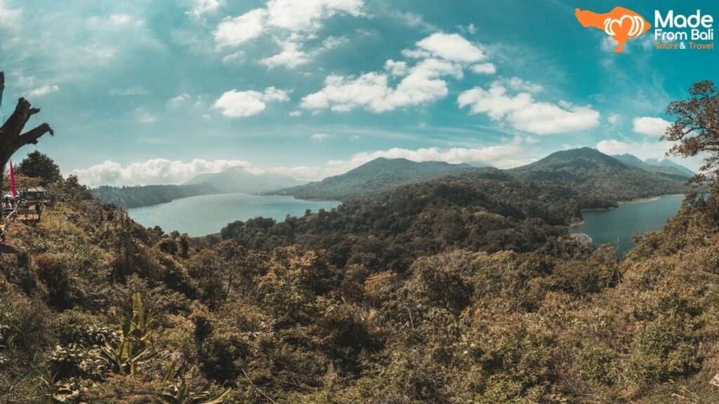 Pemandangan pegunungan dan danau di Desa Wisata Munduk, tujuan alam populer di Bali Utara.