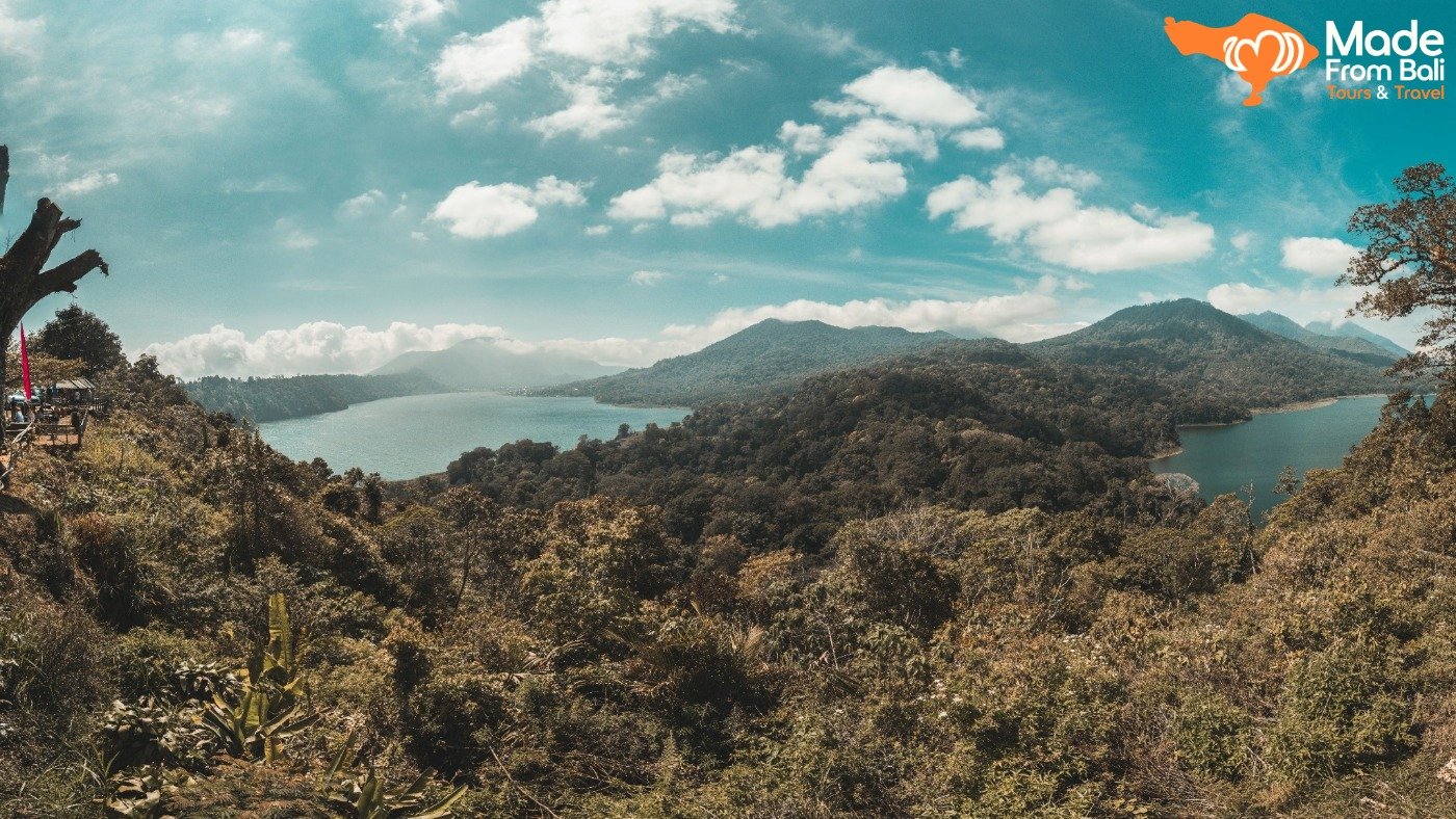 Pemandangan pegunungan dan danau di Desa Wisata Munduk, tujuan alam populer di Bali Utara.
