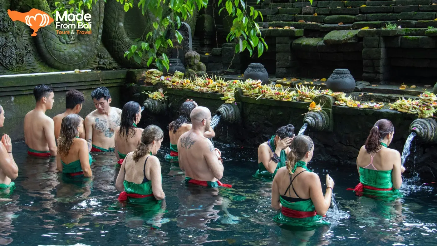 Pengunjung mengikuti tradisi melukat di Pura Tirta Empul dengan tertib sesuai aturan sebelum memasuki pancuran suci.