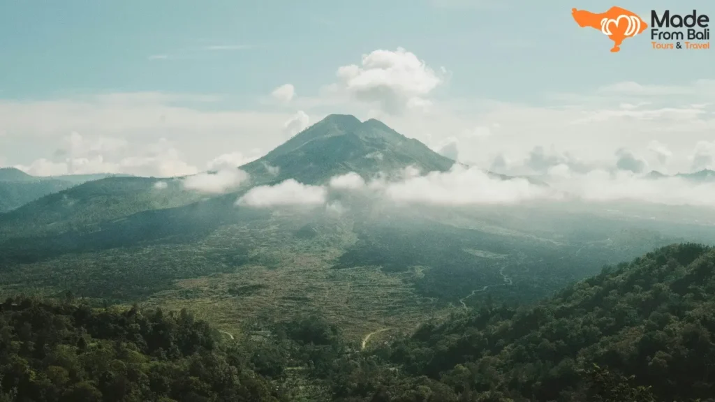 Pemandangan pegunungan Kintamani dengan awan tipis yang menunjukkan keindahan alam lebih dari sekadar tempat melihat matahari terbit.