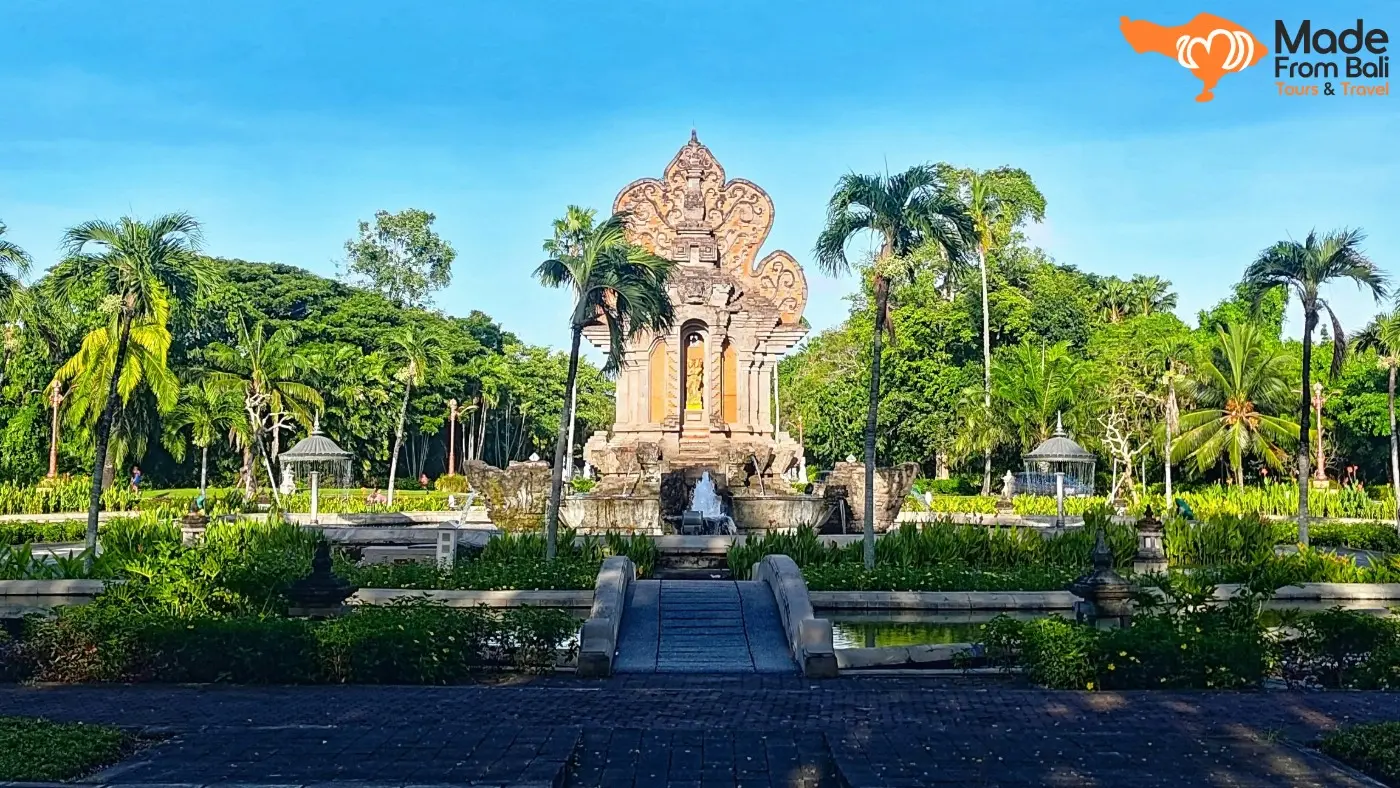 Taman hijau dengan monumen ikonik menunjukkan sisi wisata Nusa Dua selain pantai dan resor mewah.